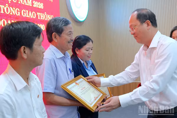 Đồng chí Nguyễn Hồ Hải, Ủy viên Trung ương Đảng, Bí thư Tỉnh ủy Cà Mau (bìa phải) tặng Bằng khen của Chủ tịch tỉnh cho các tập thể, cá nhân có thành tích xuất sắc trong công tác hỗ trợ xây dựng nhà. (Ảnh: HỮU TÙNG)