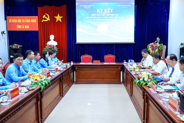 Quang cảnh buổi ký kết biên bản ghi nhớ hợp tác giữa Sở Khoa học-Công nghệ tỉnh Cà Mau và Trường đại học Bạc Liêu. (Ảnh: HOÀN THÀNH)