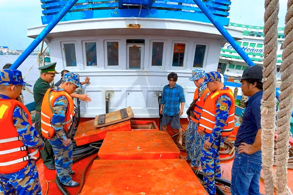 Hải đội biên phòng 1 kiểm tra tàu cá phát hiện số lượng lớn dầu không hóa đơn chứng từ hợp pháp. (Ảnh: HOÀNG TÁ).