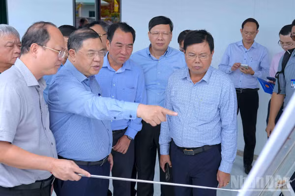 Phó Thủ tướng Thường trực Chính phủ Phạm Gia Túc khảo sát bình đồ tuyến kết nối cao tốc với Khu kinh tế Năm Căn của tỉnh Cà Mau. (Ảnh: HỮU TÙNG)