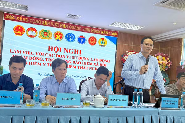 Phó Giám đốc Bảo hiểm xã hội tỉnh Cà Mau Lê Hùng Cường (đứng) phát biểu ý kiến tại hội nghị với các đơn vị sử dụng lao động. (Ảnh: NGUYỄN ĐẠT)