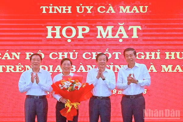 Đồng chí Bùi Văn Nghiêm, Phó Trưởng ban Nội chính Trung ương (thứ hai từ phải sang) cùng các đồng chí nguyên lãnh đạo Ban Nội chính Trung ương tặng hoa chúc mừng đồng chí Đặng Văn Dũng nhận nhiệm vụ mới tại tỉnh Cà Mau. (Ảnh: HỮU TÙNG)