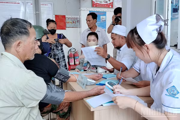 Đông đảo người dân đến khám sàng lọc tại xã Hòa Bình, tỉnh Cà Mau vào sáng 15/9. (Ảnh: HỮU TÙNG)