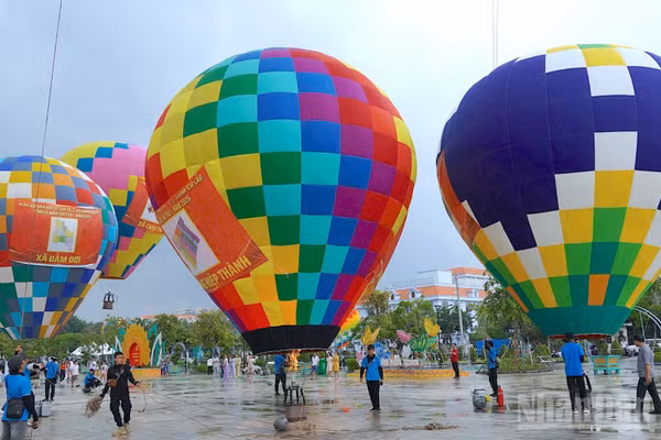 Hoạt động trình diễn khinh khí cầu tại Quảng trường Hùng Vương (phường Bạc Liêu, tỉnh Cà Mau) trong khuôn khổ Lễ hội Khinh khí cầu và Ngày hội Văn hóa di sản năm 2026. (Ảnh: HỮU TÙNG)