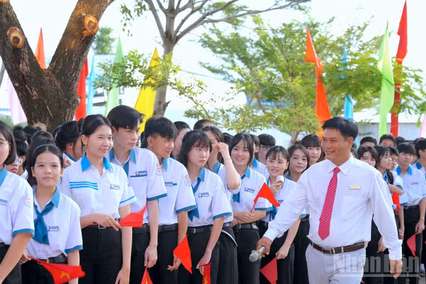 Không khí phấn khởi bước vào năm học mới của thầy và trò Trường trung học cơ sở-trung học phổ thông Tân Bằng. (Ảnh: HỮU TÙNG)