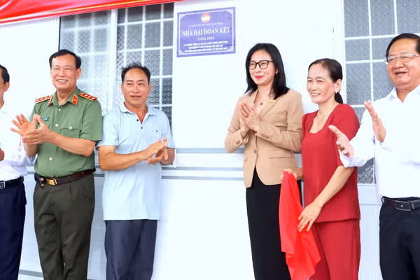 Thượng tướng Lê Tấn Tới (thứ 2 từ trái sang) cùng đại diện cấp ủy, chính quyền tỉnh Cà Mau thực hiện nghi thức kéo băng khánh thành nhà Đại đoàn kết tại hộ ông Nguyễn Phi Lâm, ngụ ấp Nhà Phấn, xã Lương Thế Trân. (Ảnh: Bích Ngân)