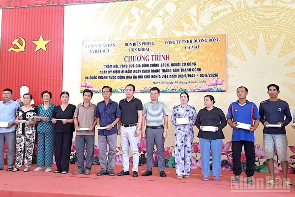 Đại diện chính quyền xã Đất Mũi và doanh nghiệp trao tặng quà cho gia đình chính sách, chiều 19/8. (Ảnh: ĐÌNH THẮNG)