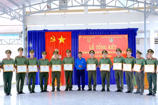 Đại diện Ban Chấp hành Tỉnh đoàn Cà Mau trao tặng giấy khen cho 6 tập thể, 12 cá nhân sinh viên có thành tích tiêu biểu trong chuyến thực tế "3 cùng". (Ảnh: HỮU ĐỆ)
