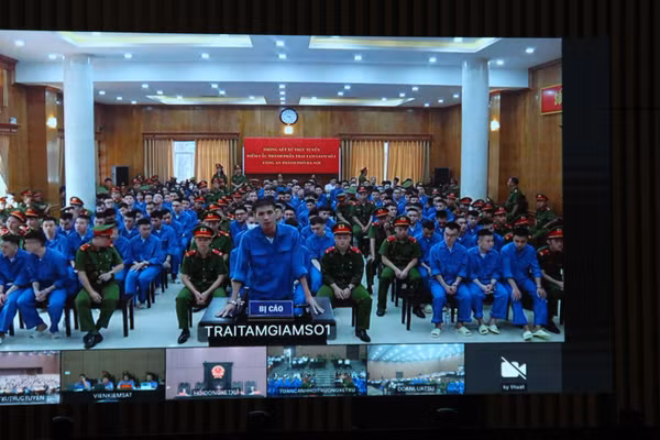 Các bị cáo tại điểm cầu thành phần tại hội trường Trại tạm giam số 1 của Công an Hà Nội . (Ảnh: MH)