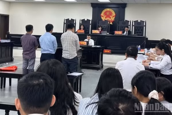 Quang cảnh phiên tòa. (Ảnh: H.N)