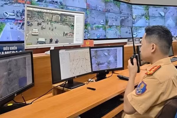 Cảnh sát làm việc tại Trung tâm điều khiển giao thông Hà Nội. (Ảnh: CTV)