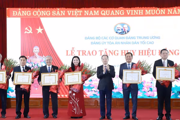 Chánh án Tòa án nhân dân tối cao trao Huy hiệu 30 năm, 35 năm tuổi Đảng cho các đảng viên. (Ảnh: M.Đ)