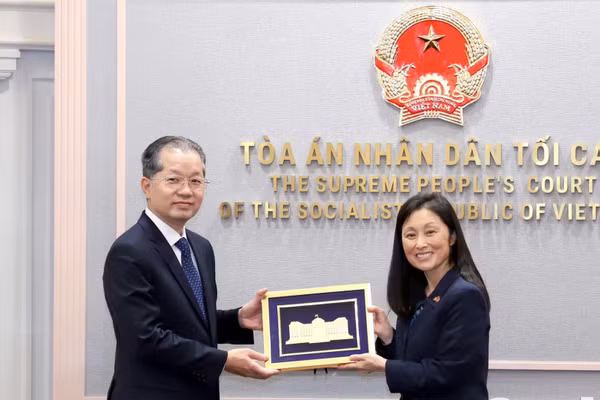 Chánh án Tòa án nhân dân tối cao trao quà tặng Đại sứ Đặc mệnh toàn quyền Hợp chúng quốc Hoa Kỳ tại Việt Nam. (Ảnh: MĐ)