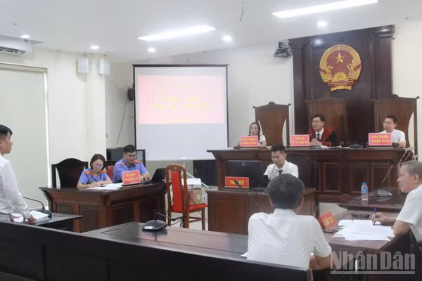 Phiên tòa xét xử sơ thẩm bảo vệ lợi ích công theo Nghị quyết số 205 tại Tòa án nhân dân Khu vực 7- Hà Nội. (Ảnh: H.N)