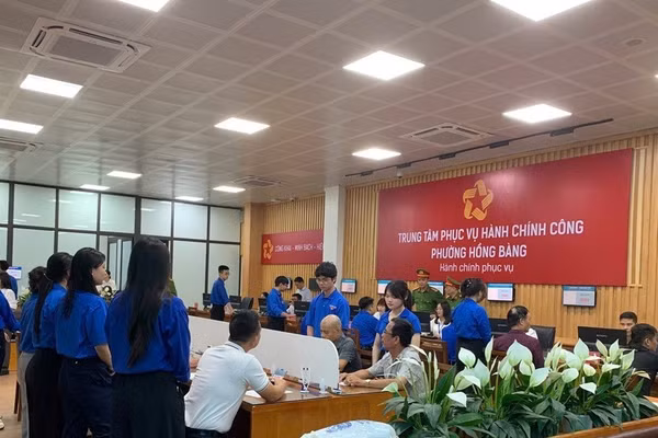 Thực hiện thủ tục hành chính tại phường Hồng Bàng, thành phố Hải Phòng. (Ảnh: CTV)
