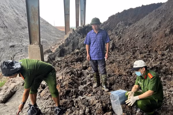 Các cơ quan chức năng khám nghiệm hiện trường. (Ảnh: Bộ Công an)