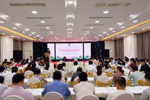 Toàn cảnh học viên tham gia học tập, nghiên cứu tài liệu tại lớp tập huấn. (Ảnh: BTP)