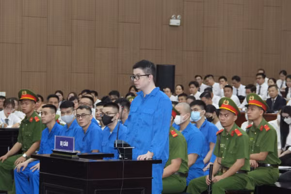 Bị cáo Phó Đức Nam (tức Mr Pips) khai báo trước tòa. (Ảnh: M.H)