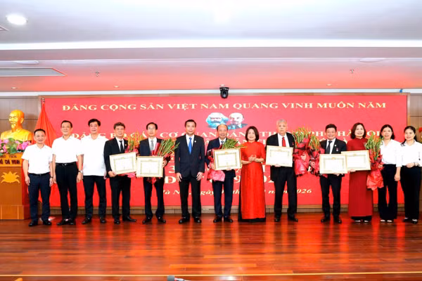 Các đồng chí được trao Huy hiệu 35 năm và 30 năm tuổi Đảng. (Ảnh: MH)