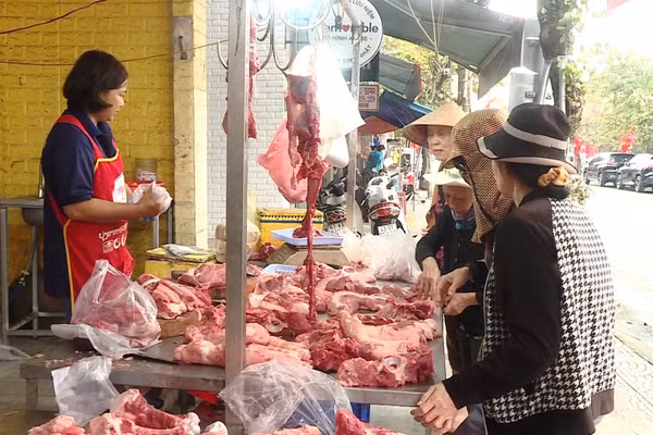 An toàn thực phẩm cần được chú trọng tại các khu chợ dân sinh. (Ảnh: DIỆU ANH)