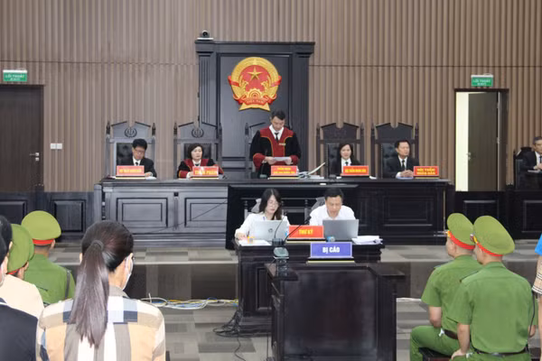 Hội đồng xét xử công bố quyết định đưa vụ án ra xét xử. (Ảnh: M.H)