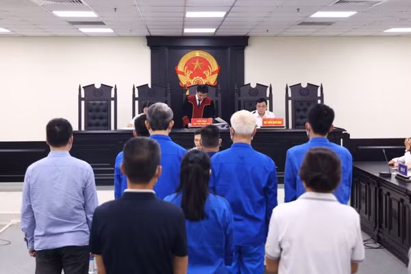 Quang cảnh phiên tòa. (Ảnh: PHÙNG ANH)