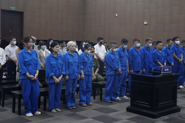 Các bị cáo tại phiên tòa. (Ảnh: PHÙNG ANH)