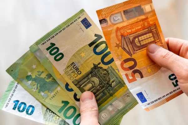 Dưới nhiều tác động, đồng euro có lúc đã giảm giá tới 0,5% so với đồng USD.