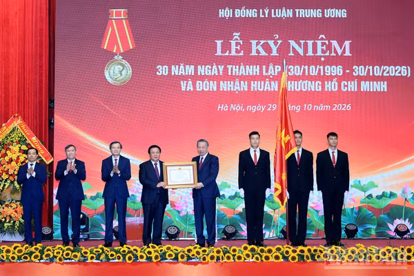 Tổng Bí thư, Chủ tịch nước Tô Lâm trao Huân chương Hồ Chí Minh tặng Hội đồng Lý luận Trung ương. (Ảnh: ĐĂNG KHOA)