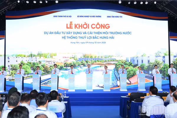 Tổng Bí thư, Chủ tịch nước Tô Lâm và các đại biểu thực hiện nghi thức khởi công Dự án đầu tư xây dựng và cải thiện môi trường nước hệ thống thủy lợi Bắc Hưng Hải. (Ảnh: ĐĂNG KHOA)