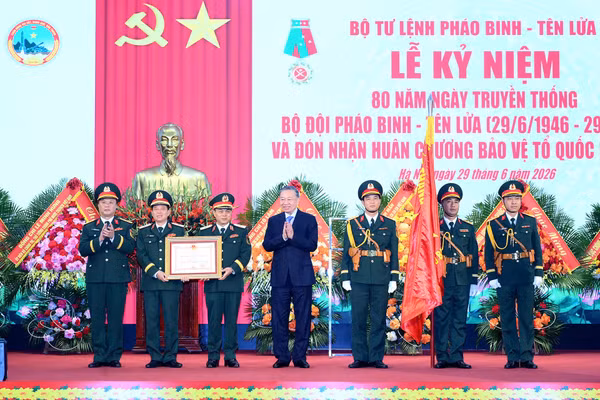 Tổng Bí thư, Chủ tịch nước Tô Lâm trao Huân chương Bảo vệ Tổ quốc hạng Nhất tặng Bộ Tư lệnh Pháo binh-Tên lửa. (Ảnh: ĐĂNG KHOA)