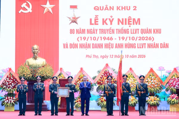 Tổng Bí thư, Chủ tịch nước Tô Lâm trao Danh hiệu Anh hùng Lực lượng vũ trang nhân dân tặng Bộ Tư lệnh Quân khu 2. (Ảnh: ĐĂNG KHOA)