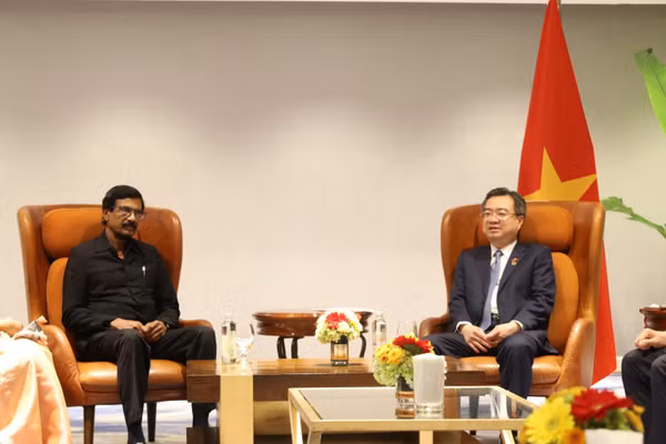 Trưởng Ban Chính sách, chiến lược Trung ương Nguyễn Thanh Nghị tiếp Tổng Bí thư Đảng Mặt trận Giải phóng Nhân dân Sri Lanka. (Ảnh: HIỀN HÒA)