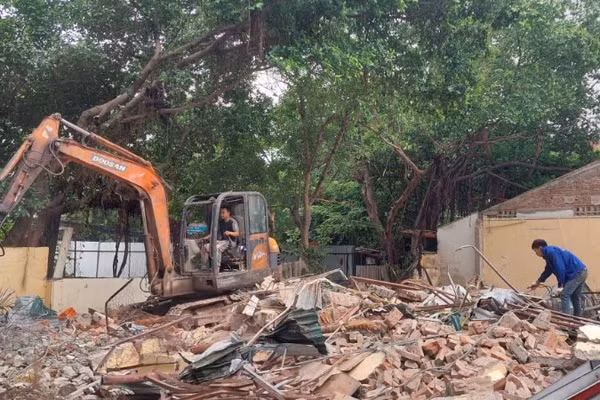 Lực lượng chức năng phường Thanh Xuân tháo dỡ công trình để bàn giao mặt bằng cho chủ đầu tư dự án đường Vành đai 2,5.