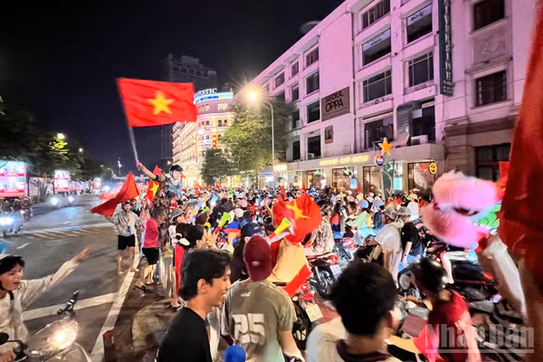 Người hâm mộ Thành phố Hồ Chí Minh hân hoan xuống đường vẫy cờ chúc mừng chiến thắng của đội tuyển bóng đá nam Việt Nam. (Ảnh: Thế Anh)
