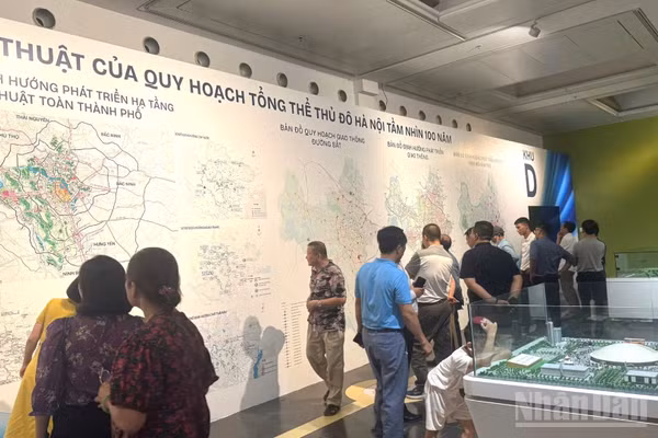 Người dân đi xem Quy hoạch 100 năm Thủ đô Hà Nội. (Ảnh: HNV)