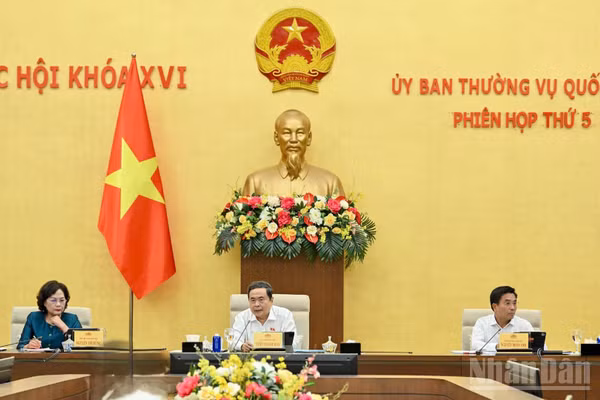 Chủ trì phiên họp thứ 5 Ủy ban Thường vụ Quốc hội khóa XVI. (Ảnh: Thủy Nguyên)