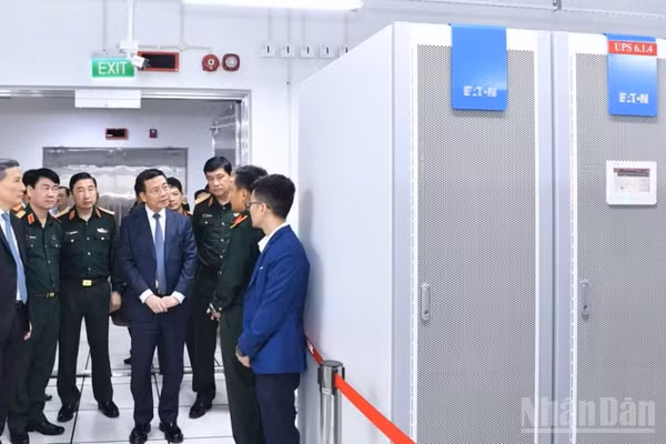 Các đại biểu thăm Trung tâm dữ liệu của Viettel tại Khu công nghệ cao Láng - Hòa Lạc. (Ảnh: Báo Nhân Dân).