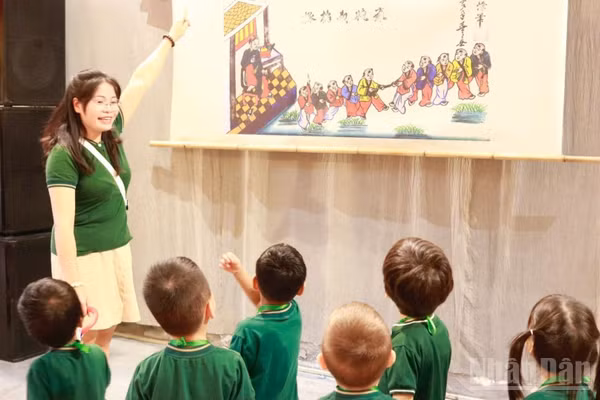 Trẻ em khám phá nét đẹp văn hóa truyền thống trong mùa Trung thu tại Phố cổ Hà Nội. (Ảnh: GIANG NAM)
