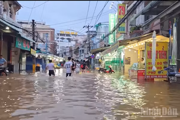 Đường Bùi Hữu Nghĩa, phường Bình Thủy, Cần Thơ bị ngập sâu do triều cường dâng cao. (Ảnh: THANH TÂM)