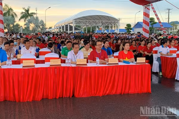 Lãnh đạo thành phố Cần Thơ và đông đảo người dân tham gia chương trình. (Ảnh: THANH TÂM)