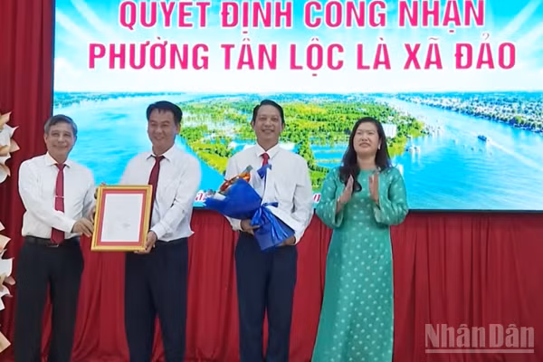 Lãnh đạo Thành ủy, Ủy ban nhân dân thành phố Cần Thơ trao quyết định công nhận phường Tân Lộc là xã đảo. (ẢNH: THANH TÂM)