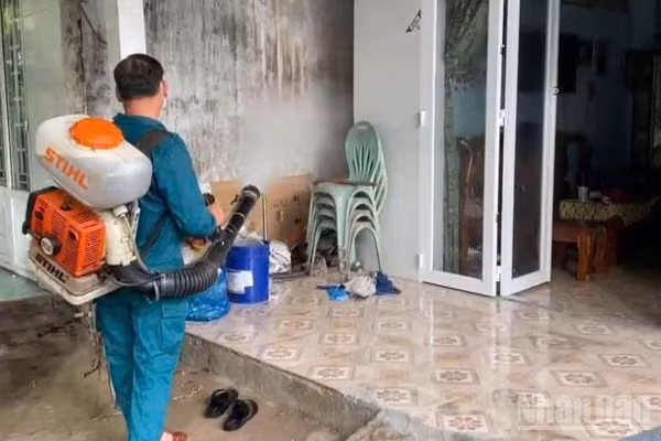 Nhân viên y tế cơ sở thành phố Cần Thơ phun hóa chất phòng, chống dịch bệnh. (Ảnh: THANH TÂM)