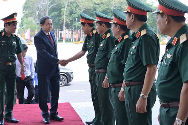 Chủ tịch Quốc hội Trần Thanh Mẫn chúc Tết Quân khu 9.