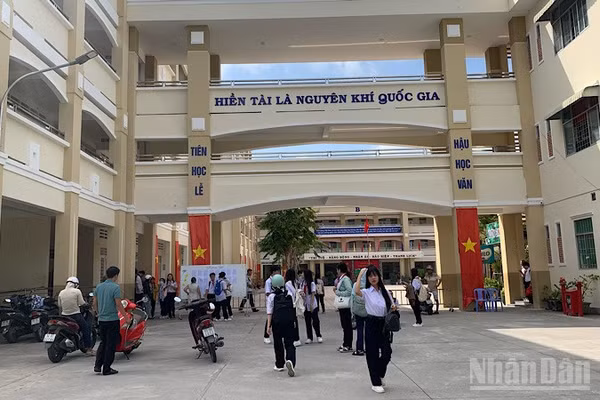 Học sinh Trường trung học cơ sở Lương Thế Vinh ngày tựu trường năm học mới. (Ảnh: THANH TÂM)