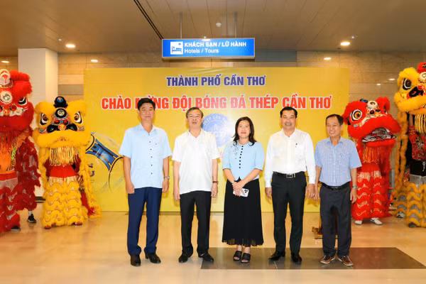 Lãnh đạo Cần Thơ chào đón Câu lạc bộ Thép Cần Thơ. (Ảnh: PHẠM TRUNG)