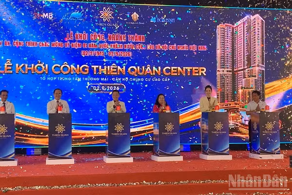 Lãnh đạo thành phố Cần Thơ nhấn nút khởi công dự án Thiên Quân Center. (Ảnh: THANH TÂM)