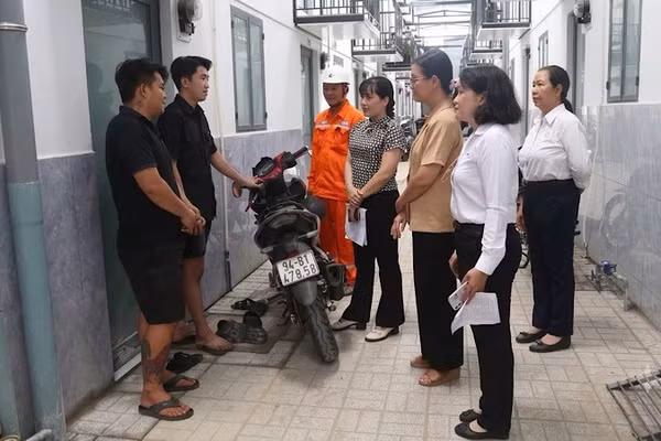 Ngành điện Cần Thơ và phường Ngã Bảy kiểm tra việc thu tiền điện nhà trọ trên địa bàn. (Ảnh: AN DUY)