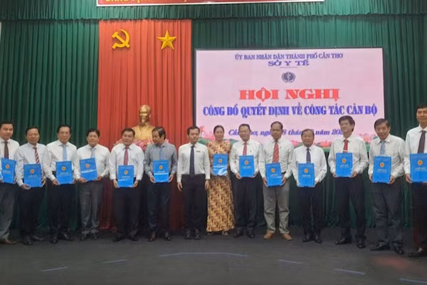 Lãnh đạo Sở Y tế Cần Thơ trao quyết định bổ nhiệm cán bộ tại buổi lễ. (Ảnh: LÂM THANH)