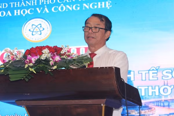 Phó Chủ tịch Ủy ban nhân dân thành phố Cần Thơ Nguyễn Văn Khởi phát biểu tại hội nghị. (Ảnh: XUÂN MAI)